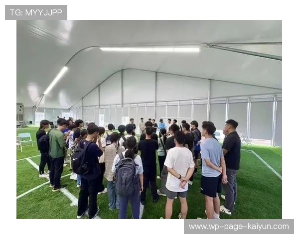 足球裁判在基层推广中实行线上实训与现场考核并行制度，足球裁判课程